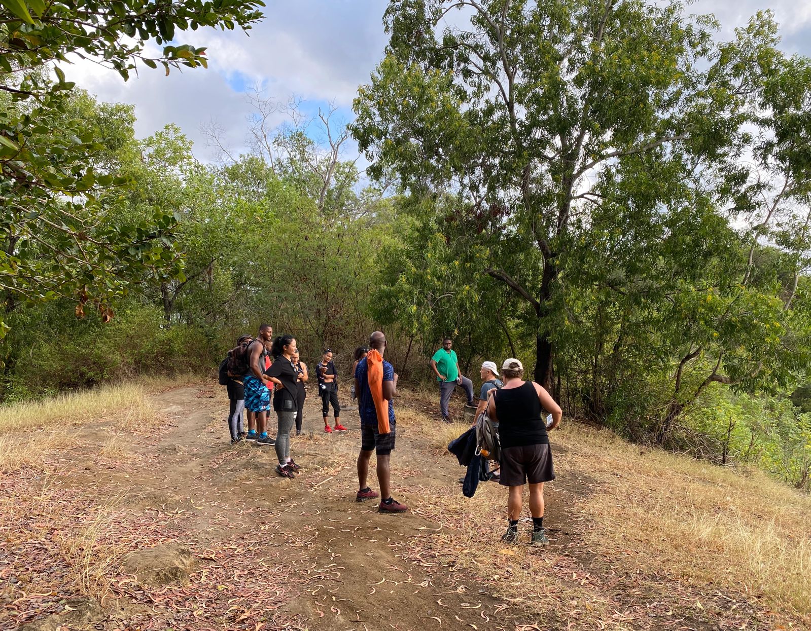 Groupe MwiliBody en randonnee sur un sentier de Mayotte