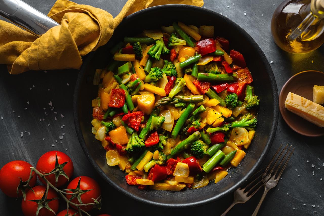 Assortiment de legumes frais poses sur un plan de travail
